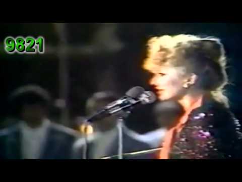 Googosh-kakhe niavaran .ahang GHaribe ashena .گوگوش.اجرایش برای شاه