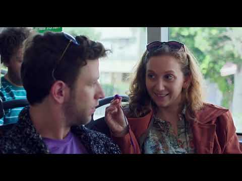 בחורה עם מזלג בעולם של מרק