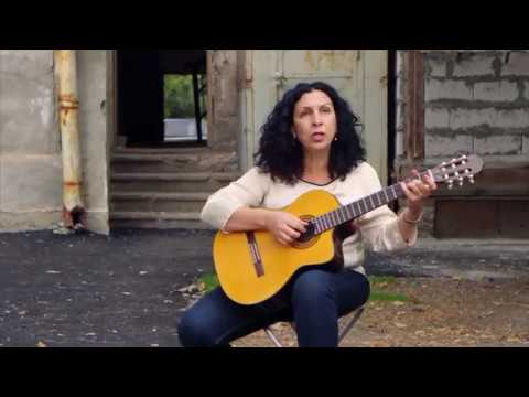 Шесть музыкантов на фоне города