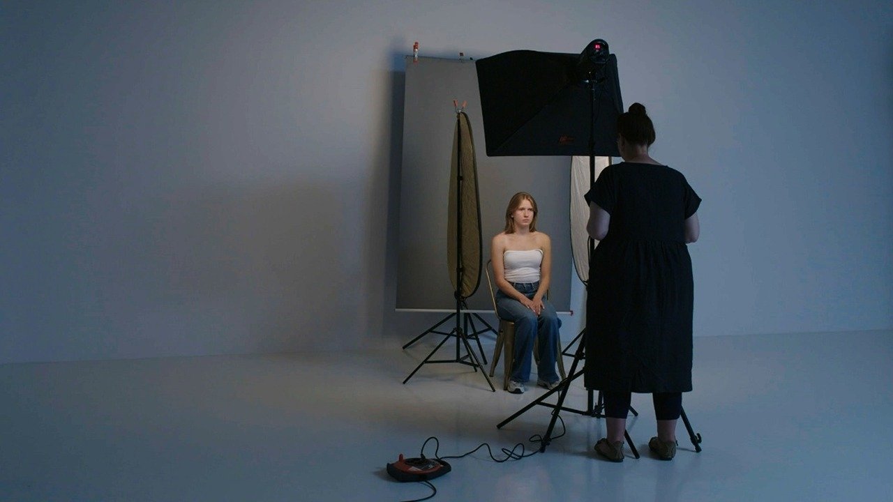 Backdrop for Eindeloos Gepest - Het Verhaal van Nora, Tren en Anne-Ruth