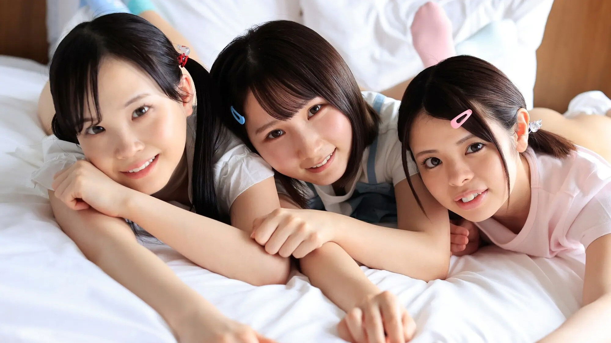 Backdrop for PIYO-157 Triple Paipan! Too innocent bitches!