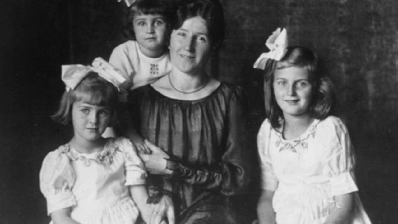 Backdrop for Hitlers Frauen