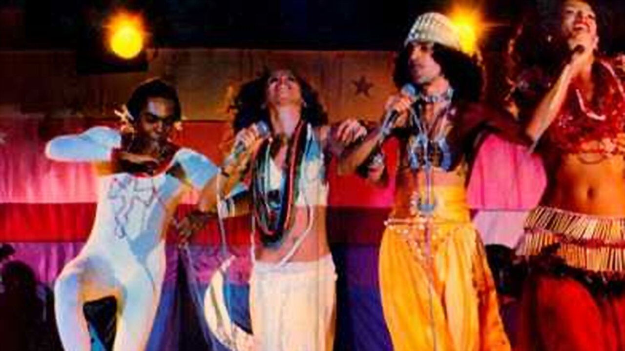 Backdrop for Os Doces Bárbaros