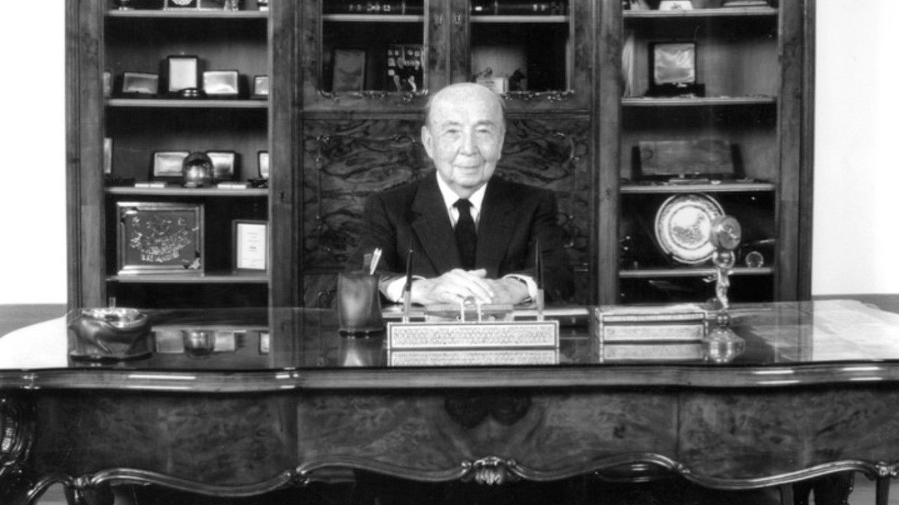 Backdrop for Vehbi Koç