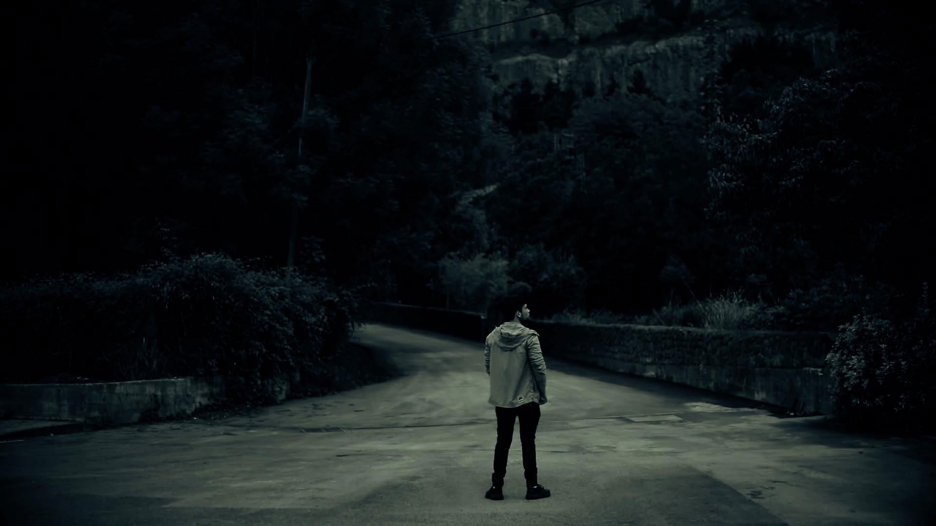 Backdrop for Bajo el silencio