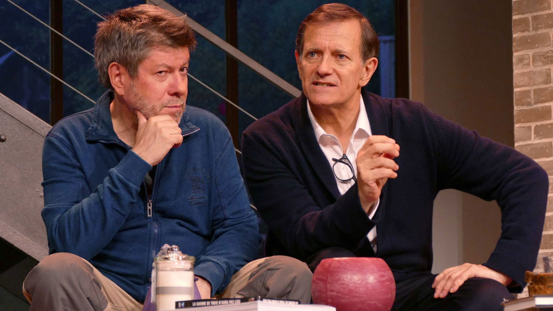 Backdrop for À droite, à gauche