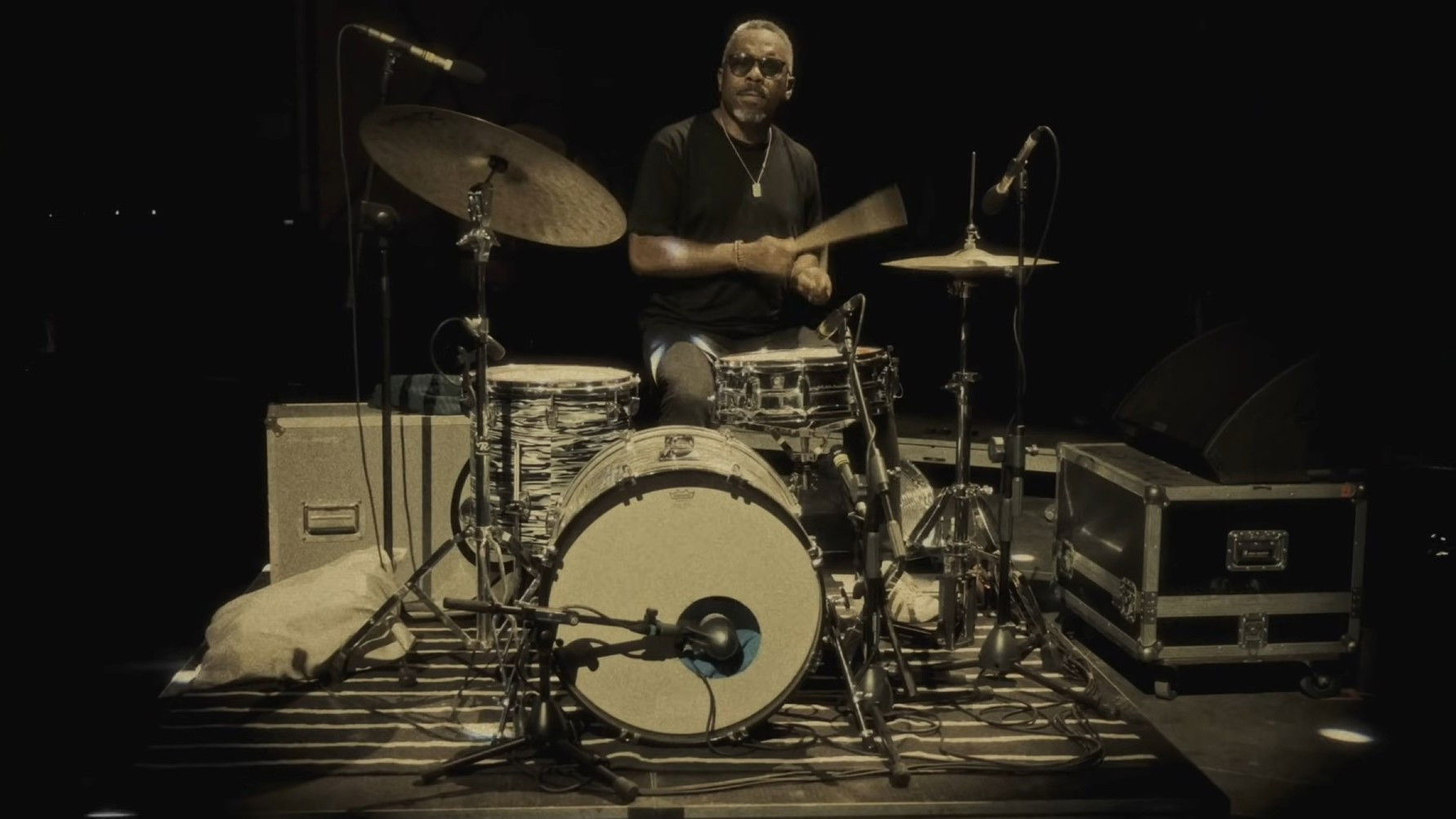 Backdrop for The Fearless Flyers // Live in Italy