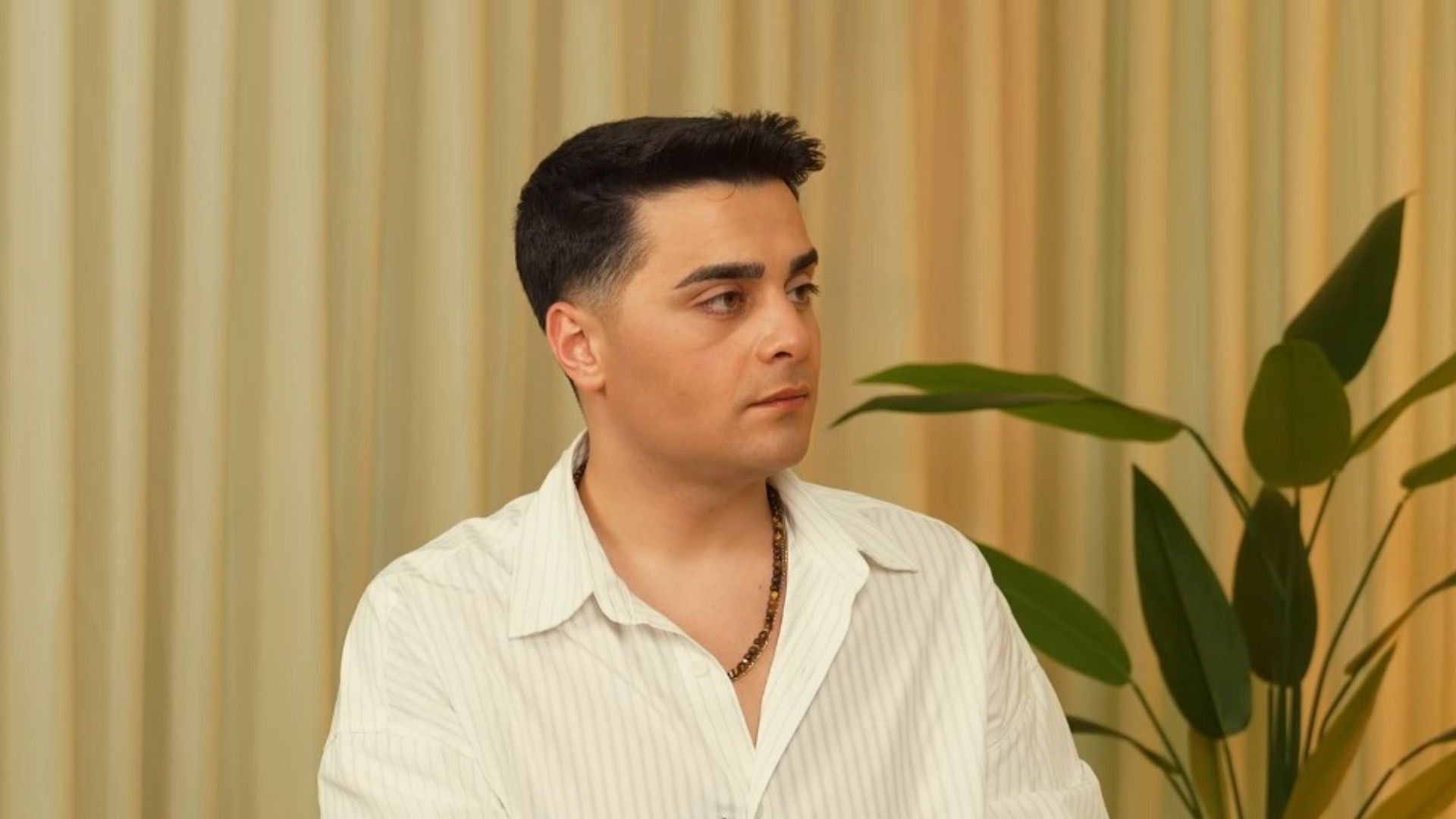 Backdrop for Bir Kitap Oldu