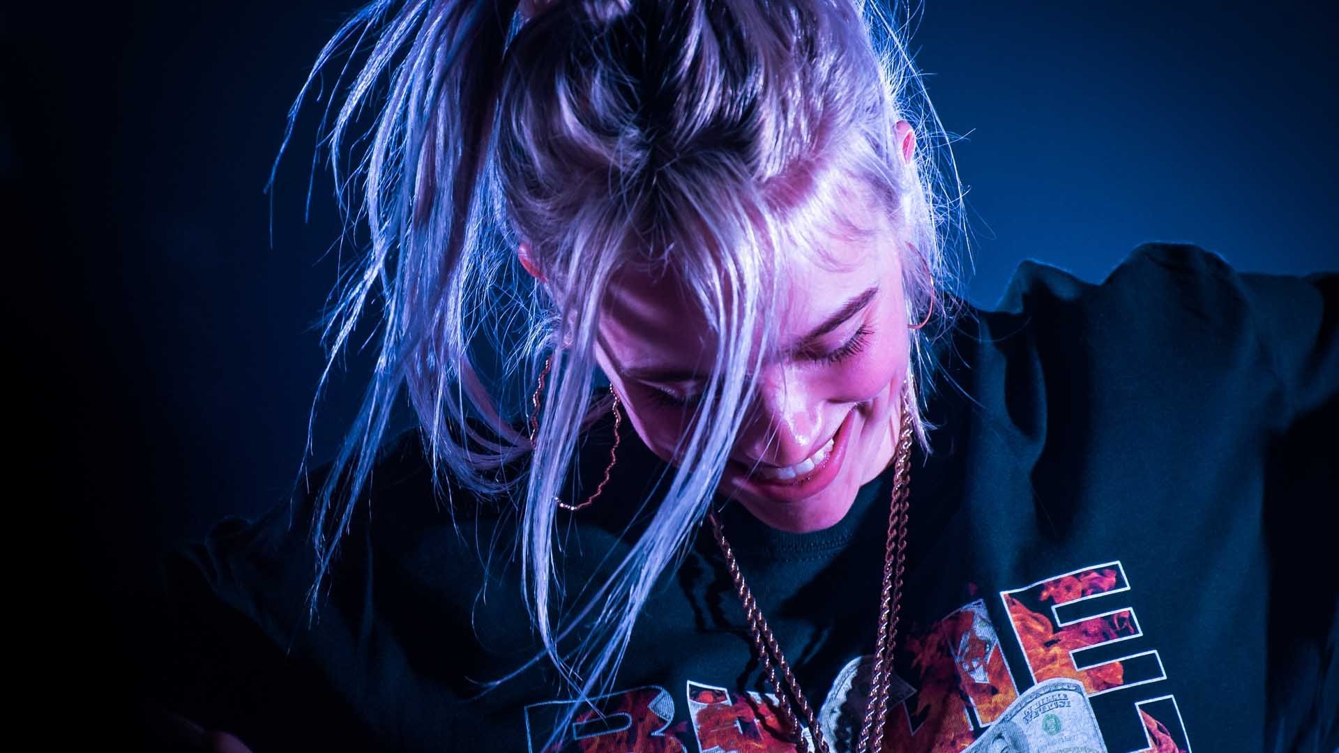 Backdrop for Billie Eilish, sa french story