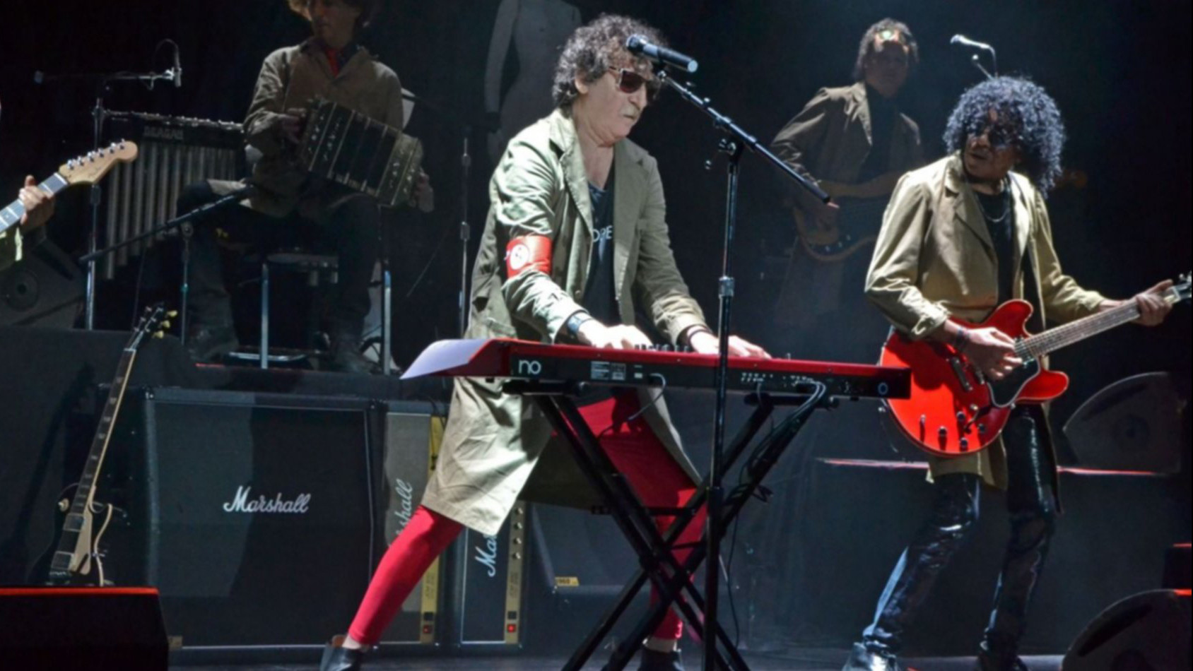 Backdrop for Charly García: 60x60 - Behind walls