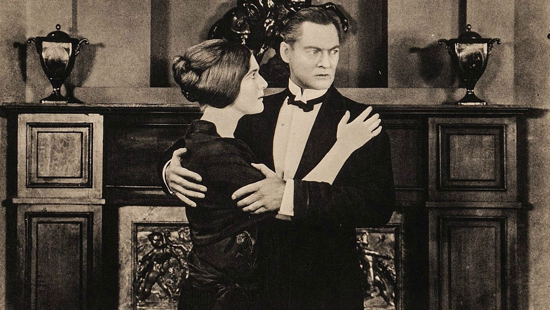 Backdrop for The Face in the Fog