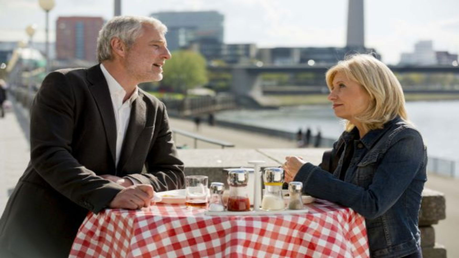 Backdrop for Zu schön um wahr zu sein