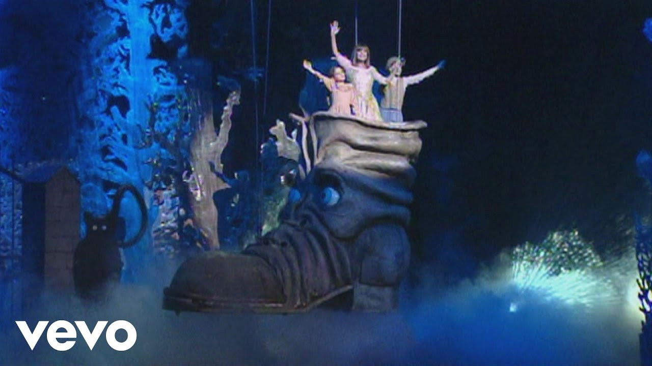 Backdrop for Le soulier qui vole