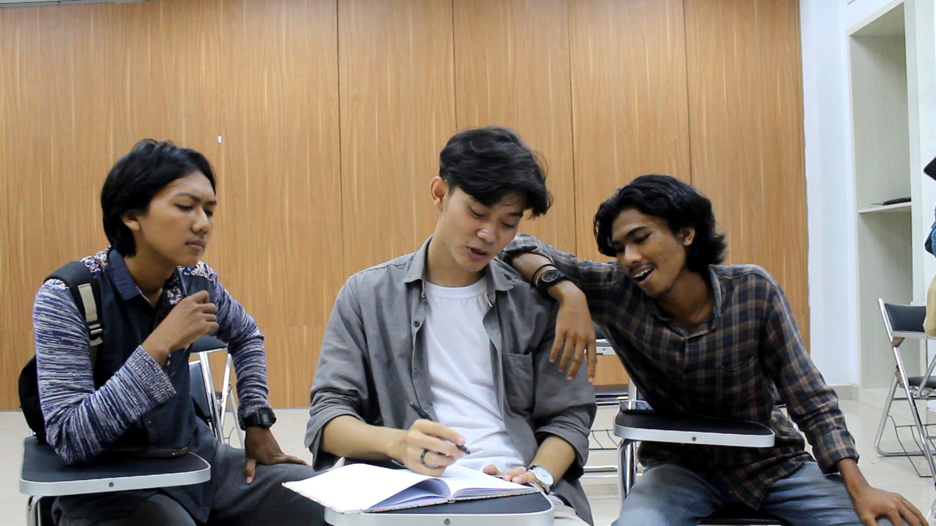 Backdrop for Retakan Kaca Dirumahku