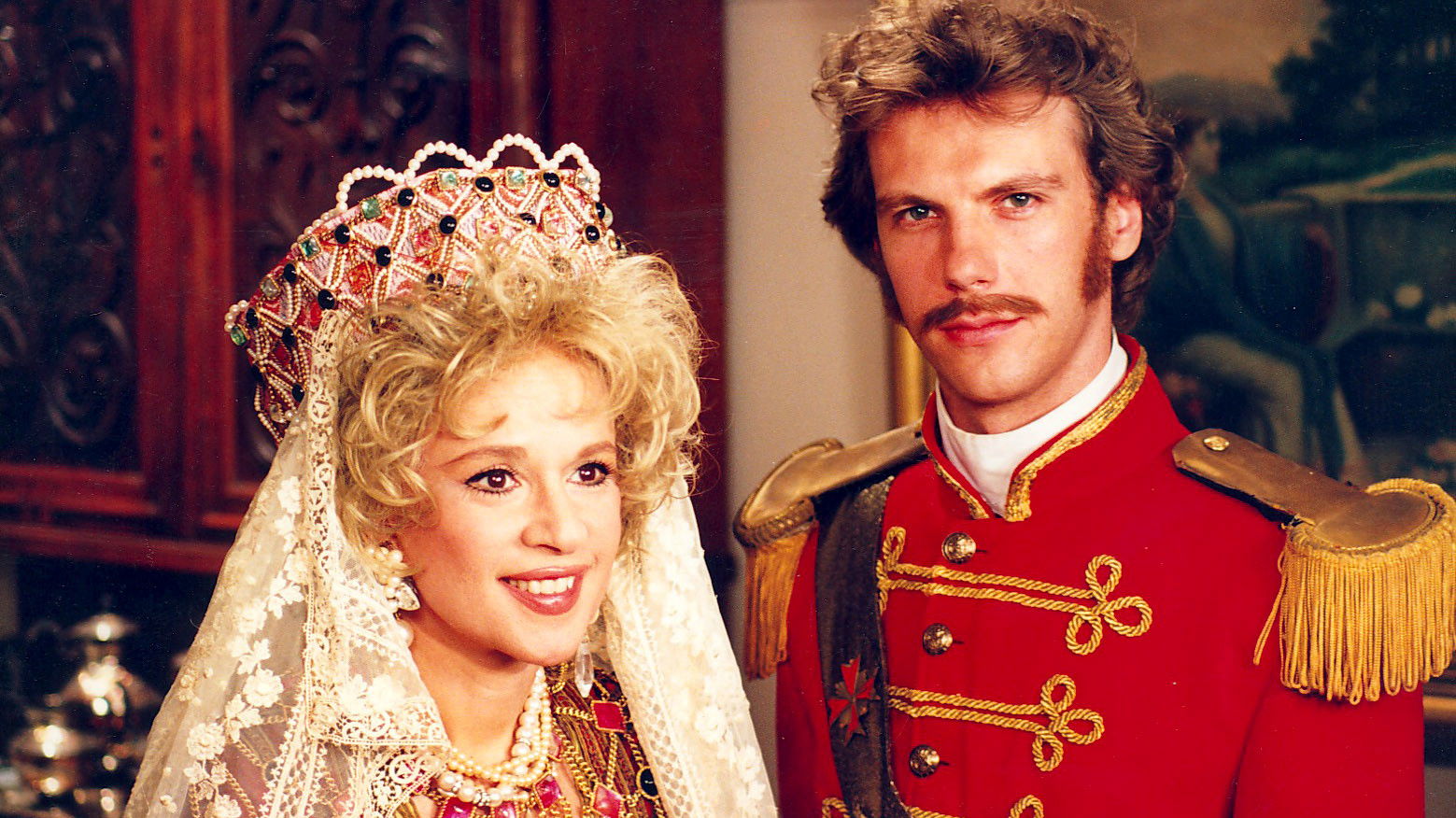 Backdrop for Και Εύθυμη και Χήρα