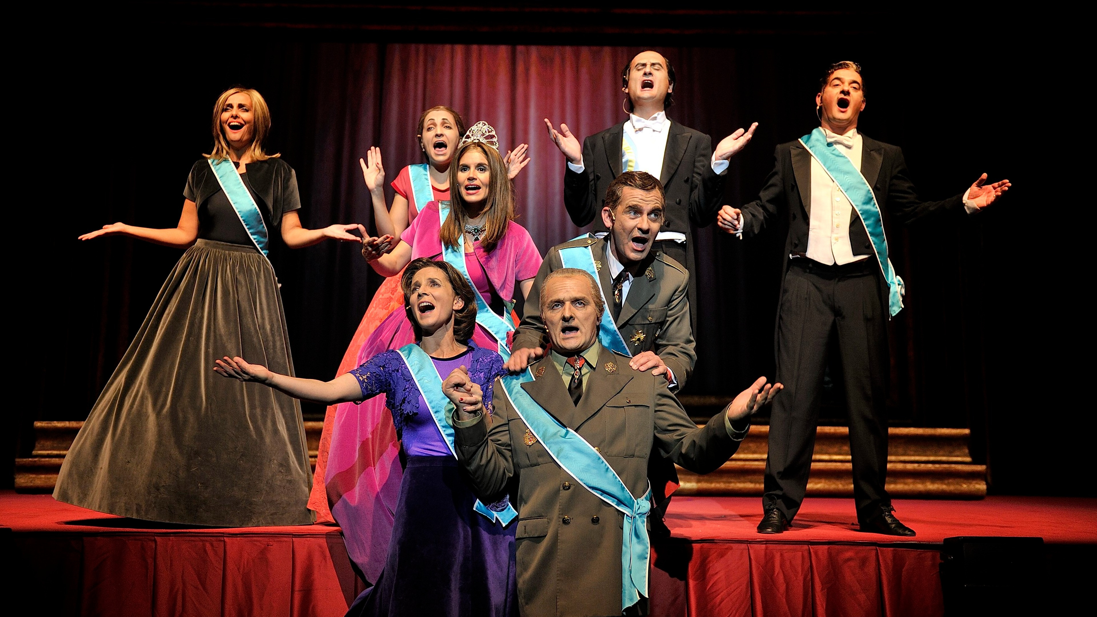 Backdrop for La familia irreal