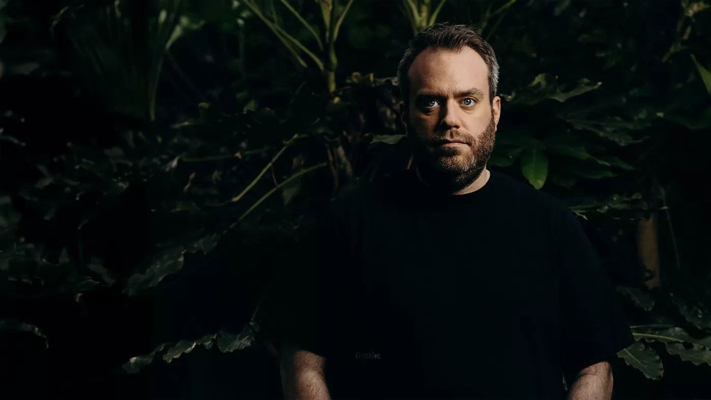 Backdrop for Jens Dendoncker: Het zou grappig zijn als het niet zo triestig was