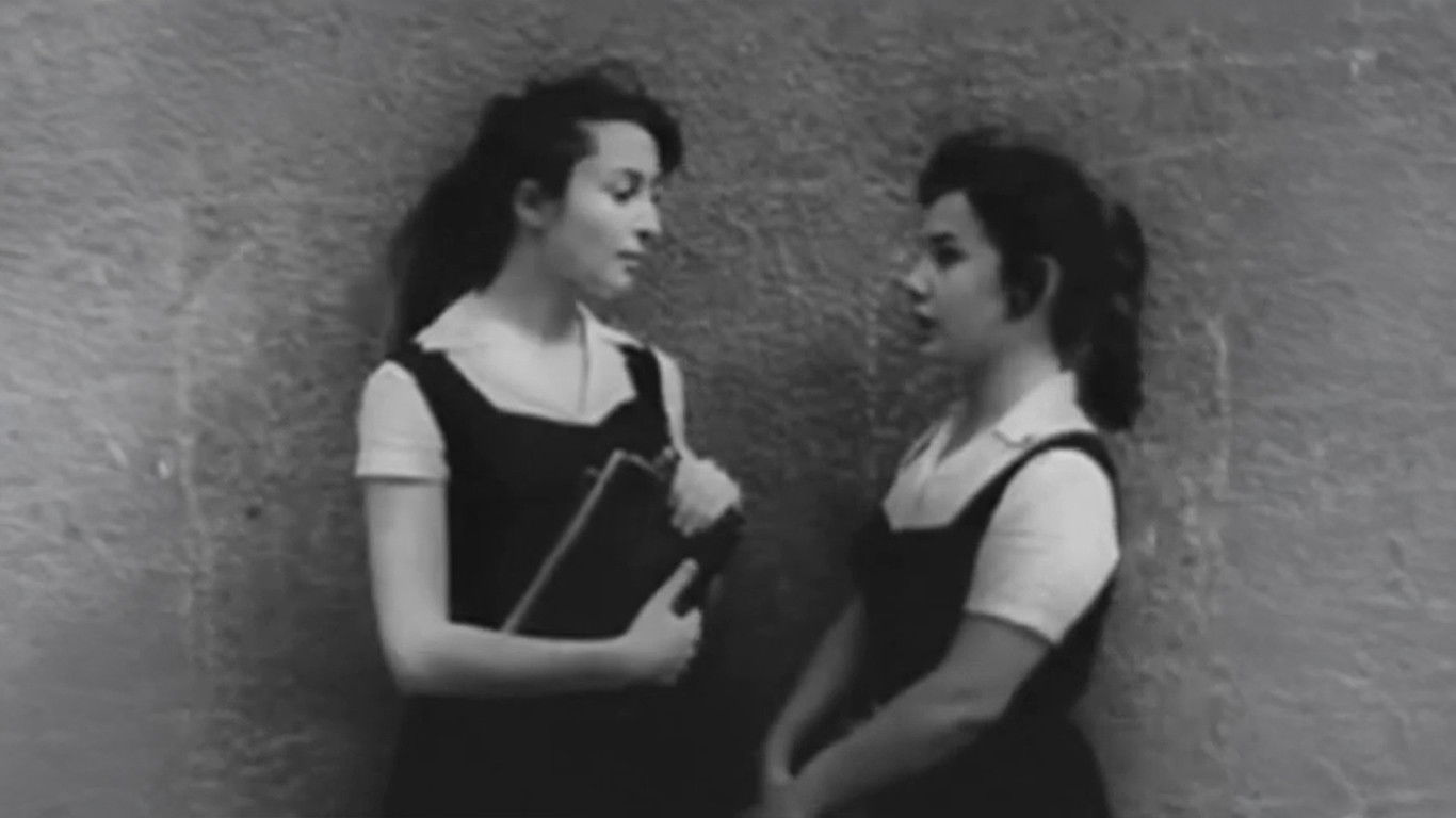 Backdrop for Üç Kızın Hikayesi