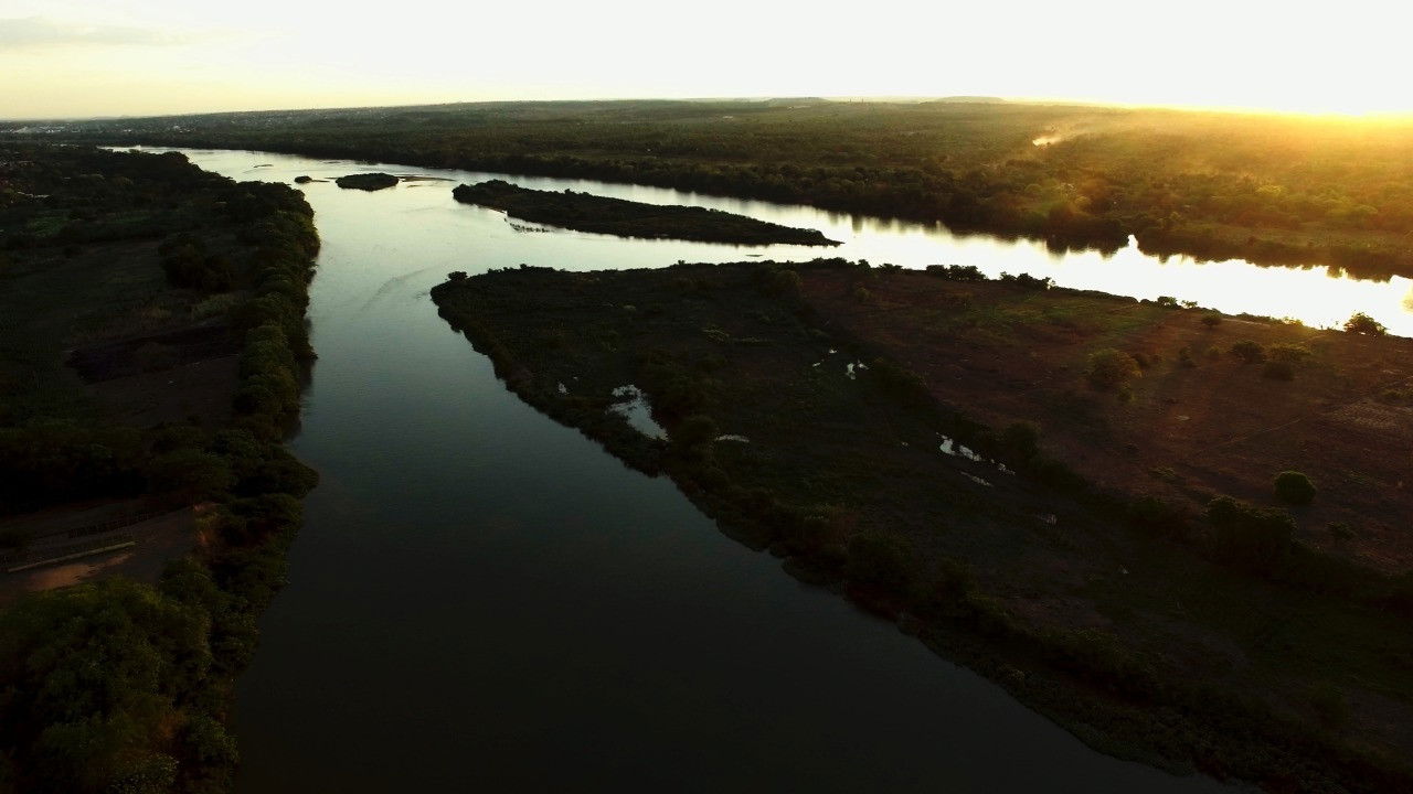 Backdrop for Camadas das Águas Invisíveis