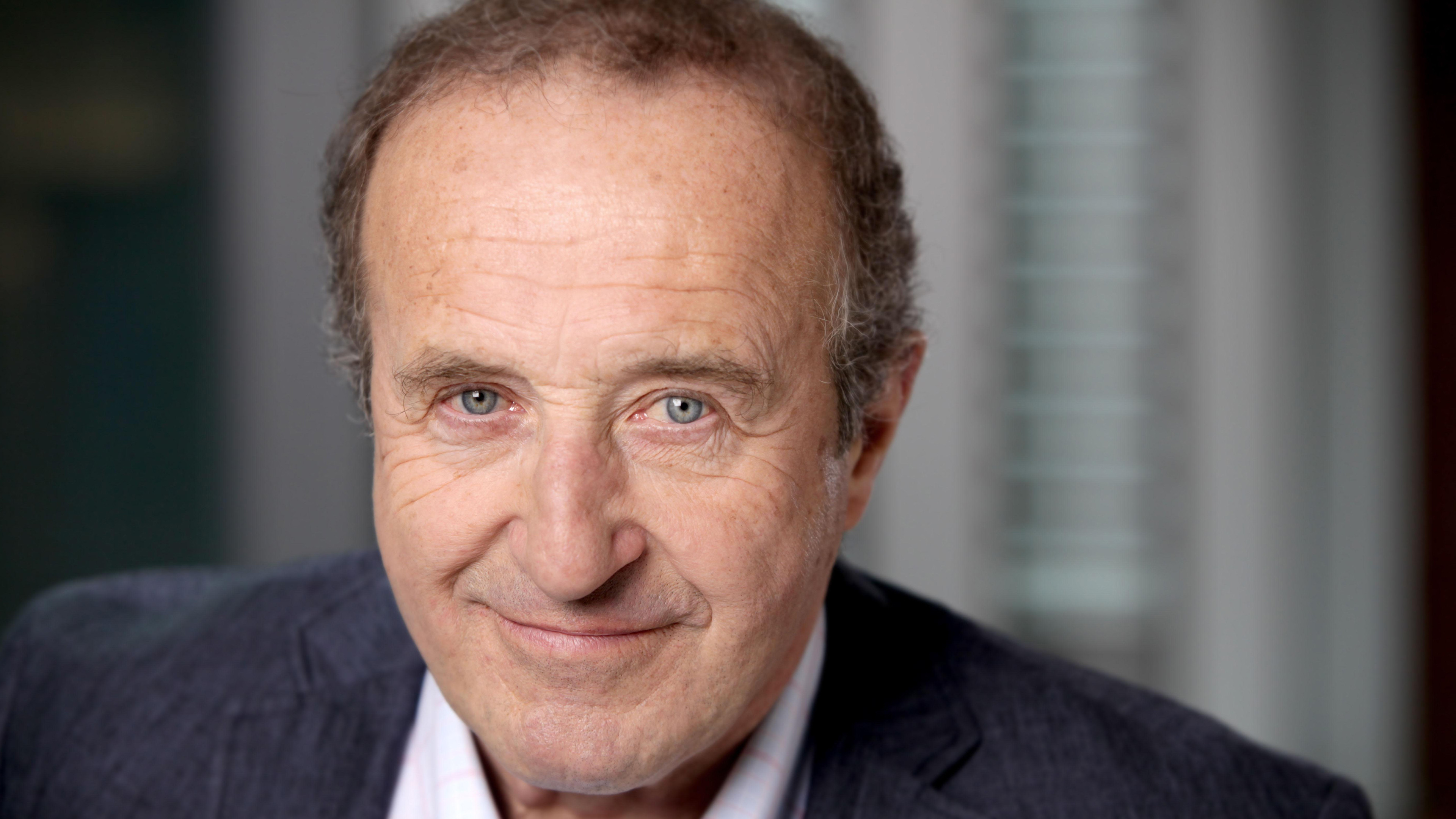 Backdrop for Crise d'identité