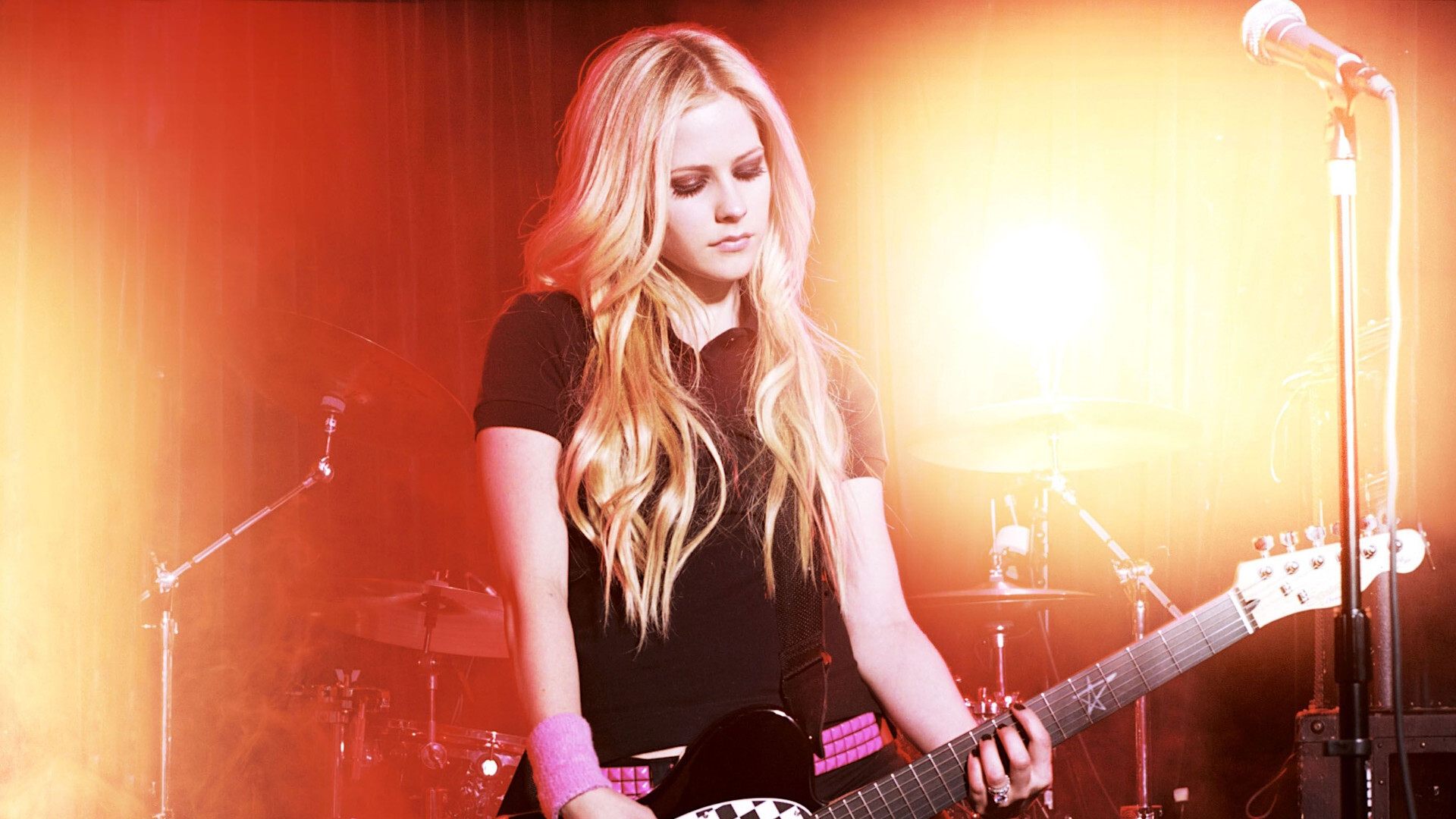 Backdrop for Avril Lavigne: The Best Damn Tour - Live in Toronto