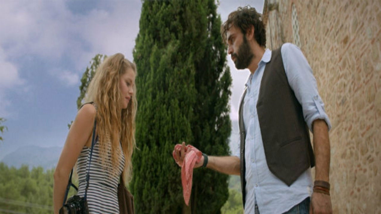 Backdrop for Çok Uzak Fazla Yakın