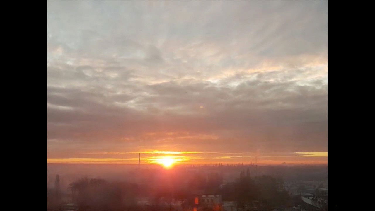 Backdrop for Între Minciună și Adevăr