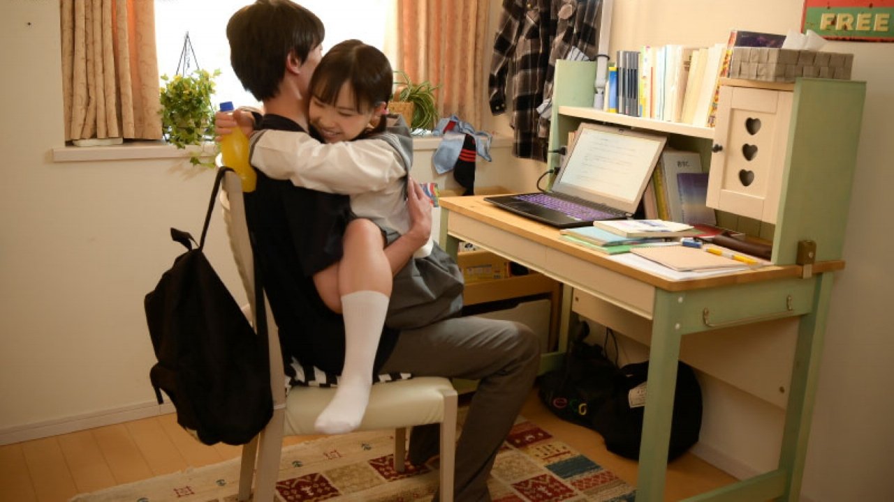 Backdrop for HMN-221 Even when mom and dad are close by, this slutty lolita step-sister borrows her big brother's shirt and has sex with him, making him cum inside her many times