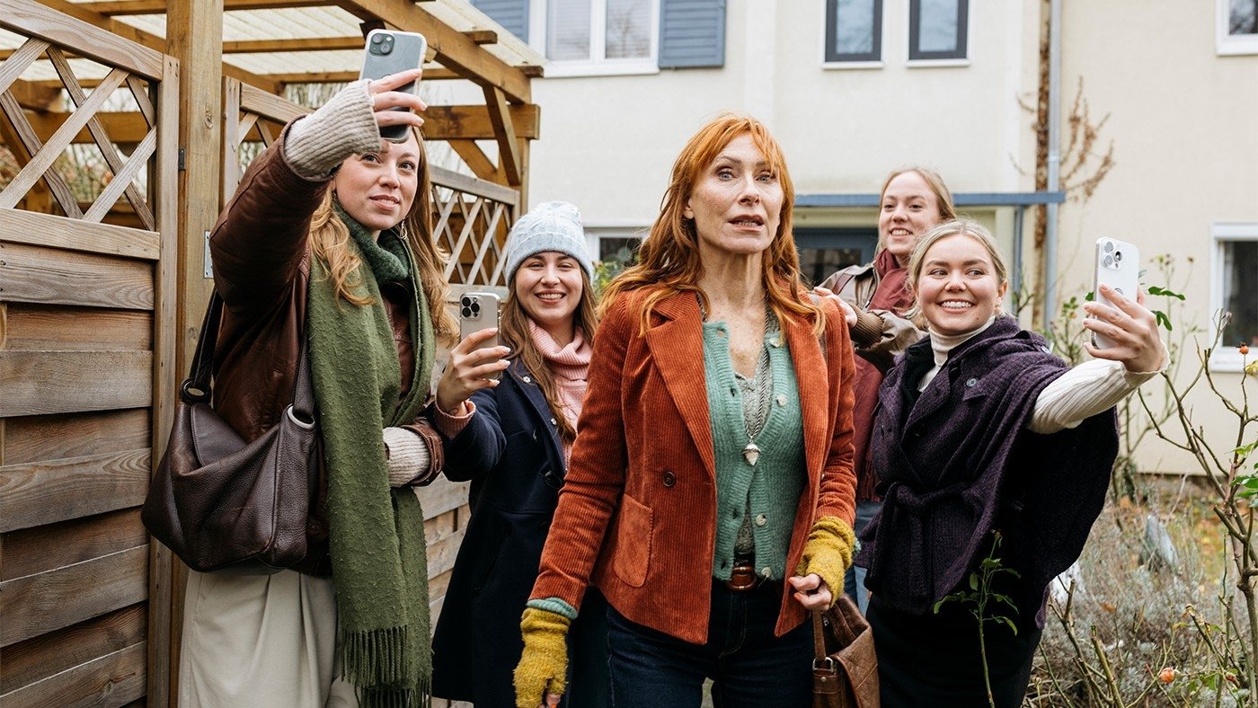 Backdrop for Being Famous for Beginners