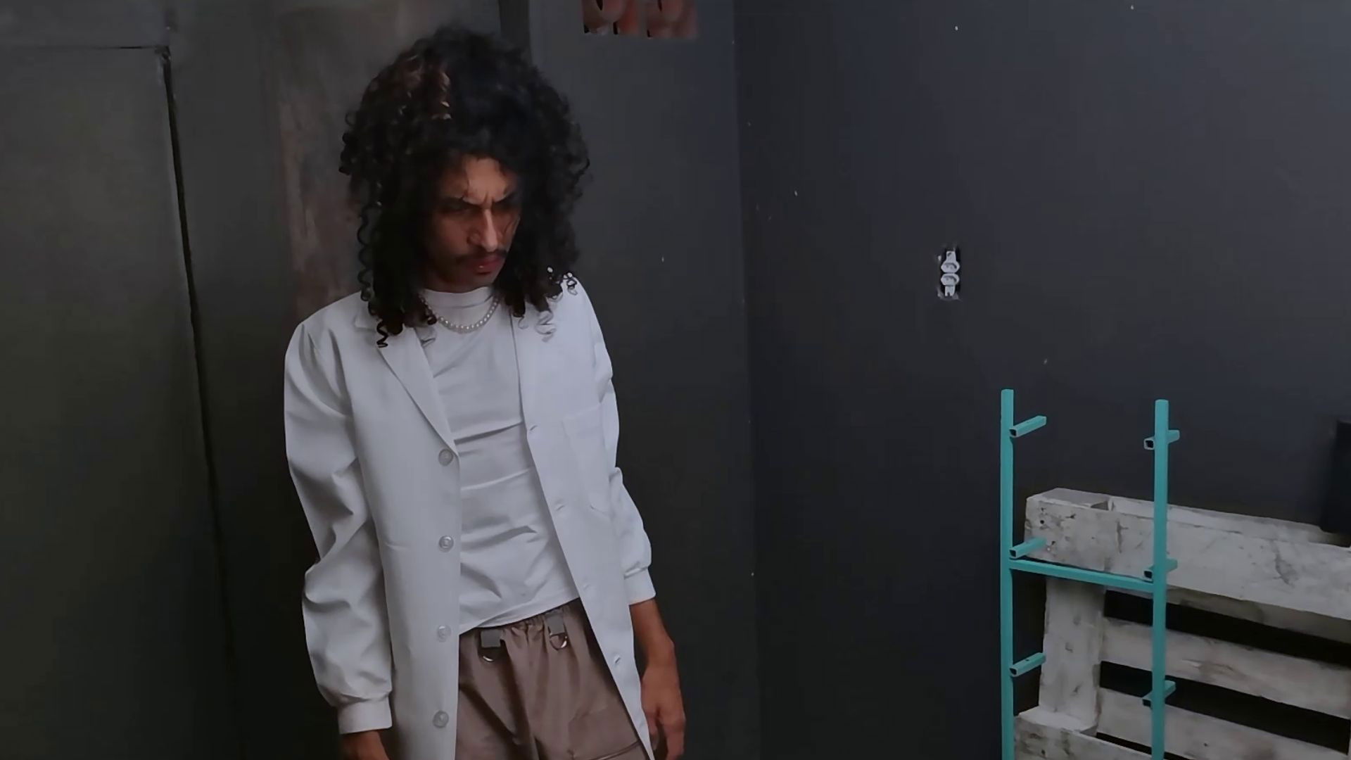 Backdrop for Não É O Bastante