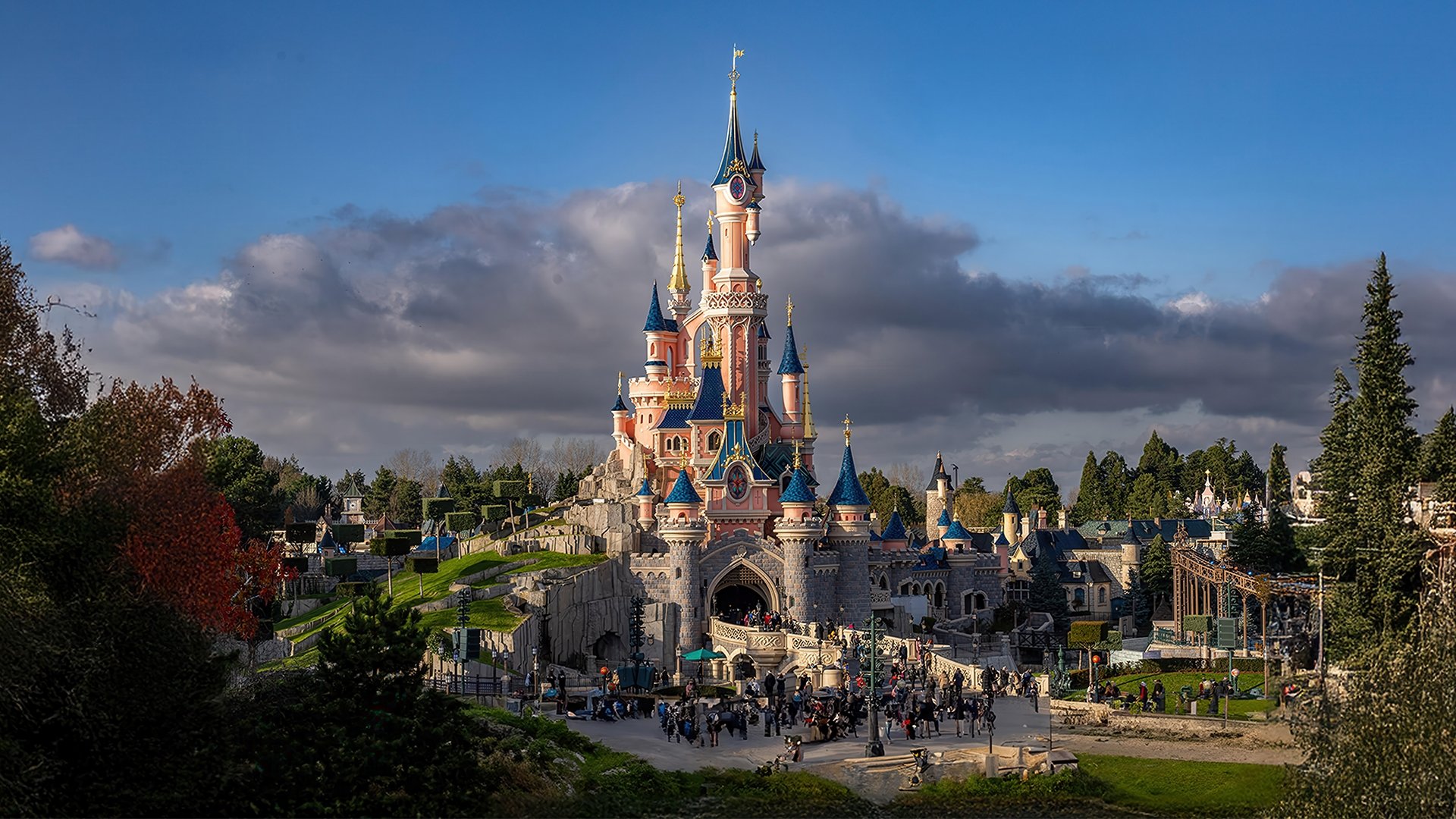 Backdrop for Disneyland Paris : les secrets du n°1 des parcs d'attraction
