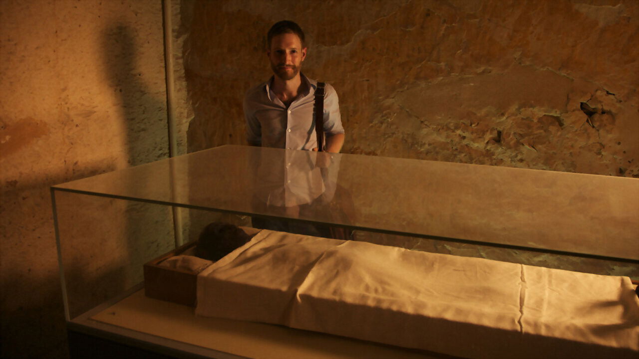 Backdrop for Tutankhamun: The Mystery of the Burnt Mummy