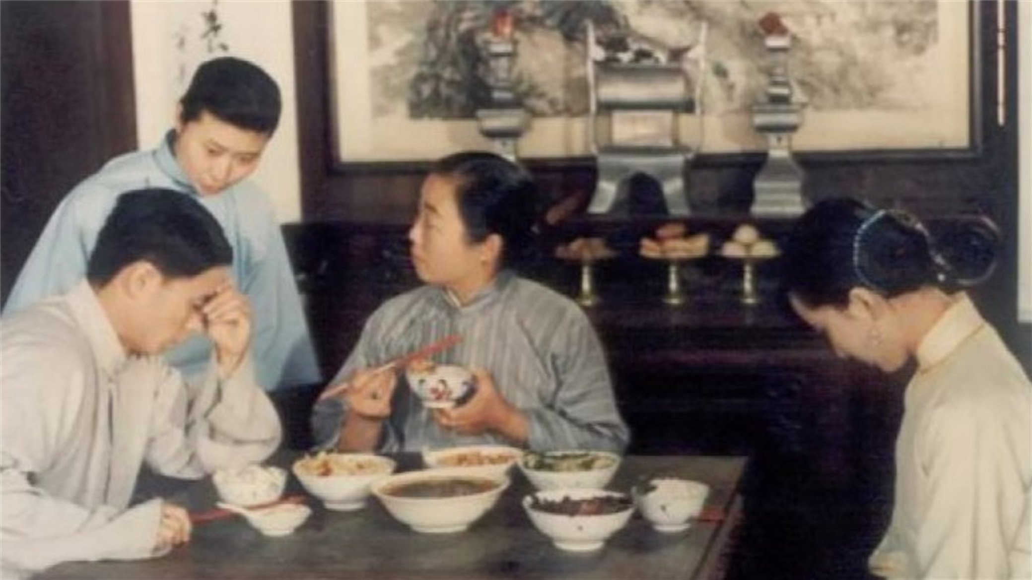 Backdrop for 家春秋