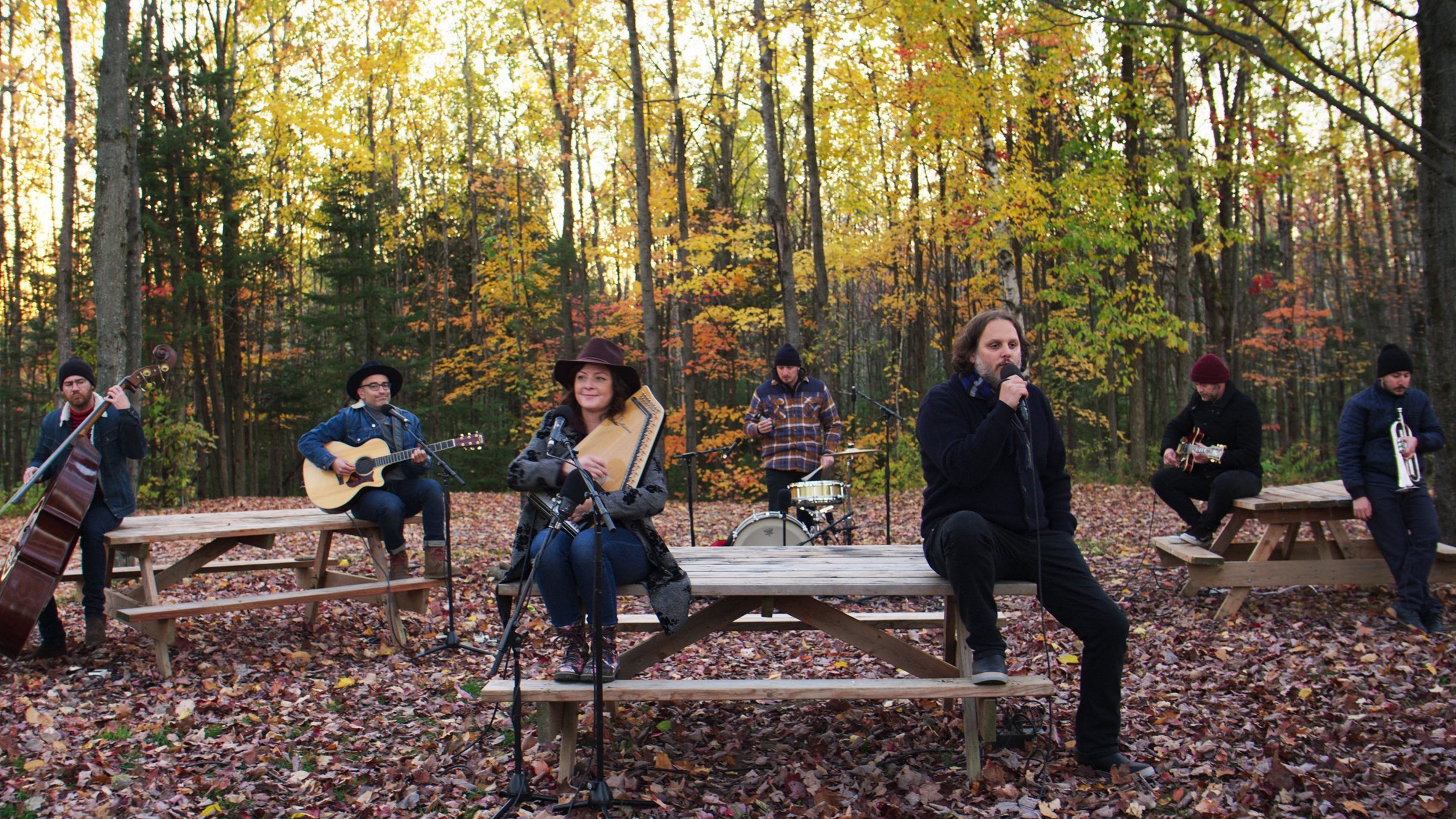 Backdrop for Les Cowboys Fringants - L’Amérique Pleure