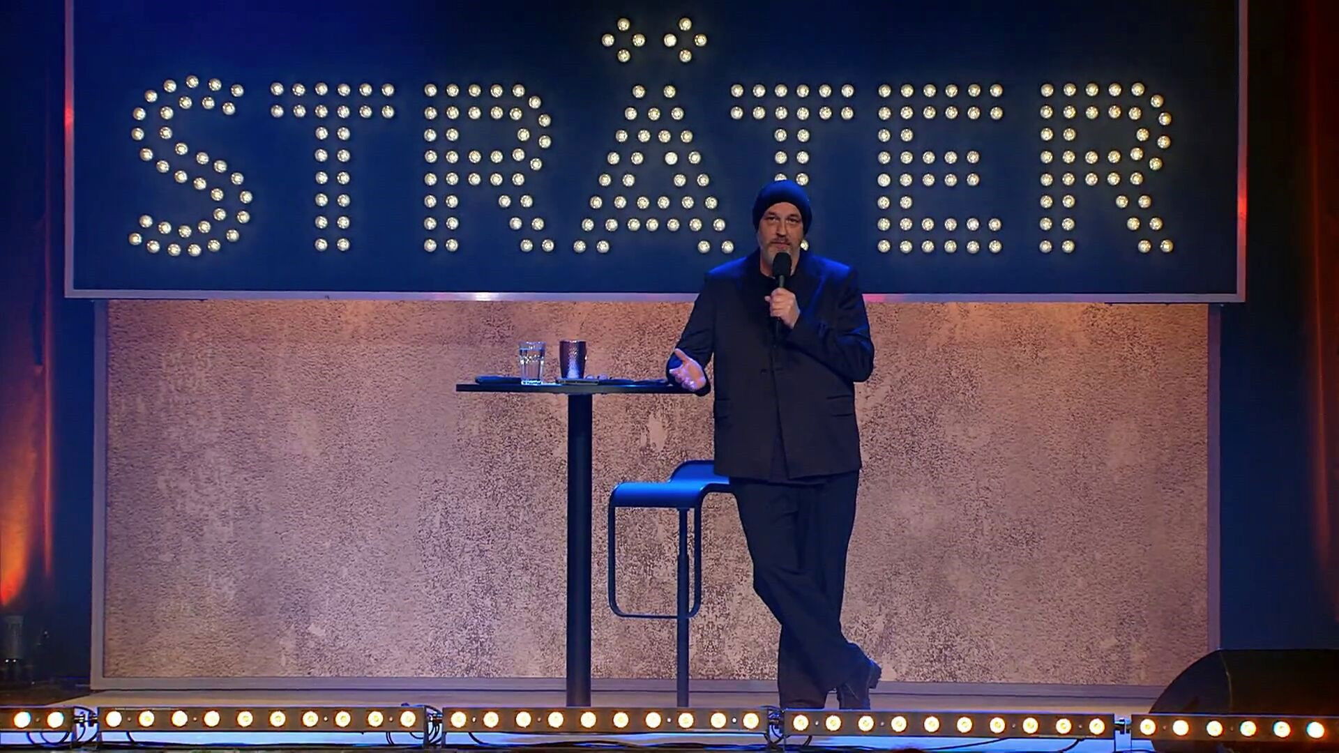 Backdrop for Torsten Sträter - Schnee, der auf Ceran fällt