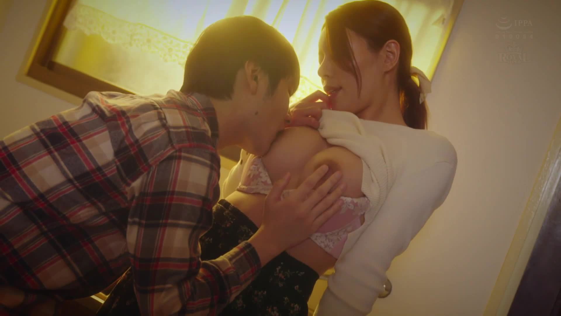 Backdrop for 隣に住む細身巨乳なシングルマザーは、いつも明るく振る舞っているが、どこか寂しげで――。