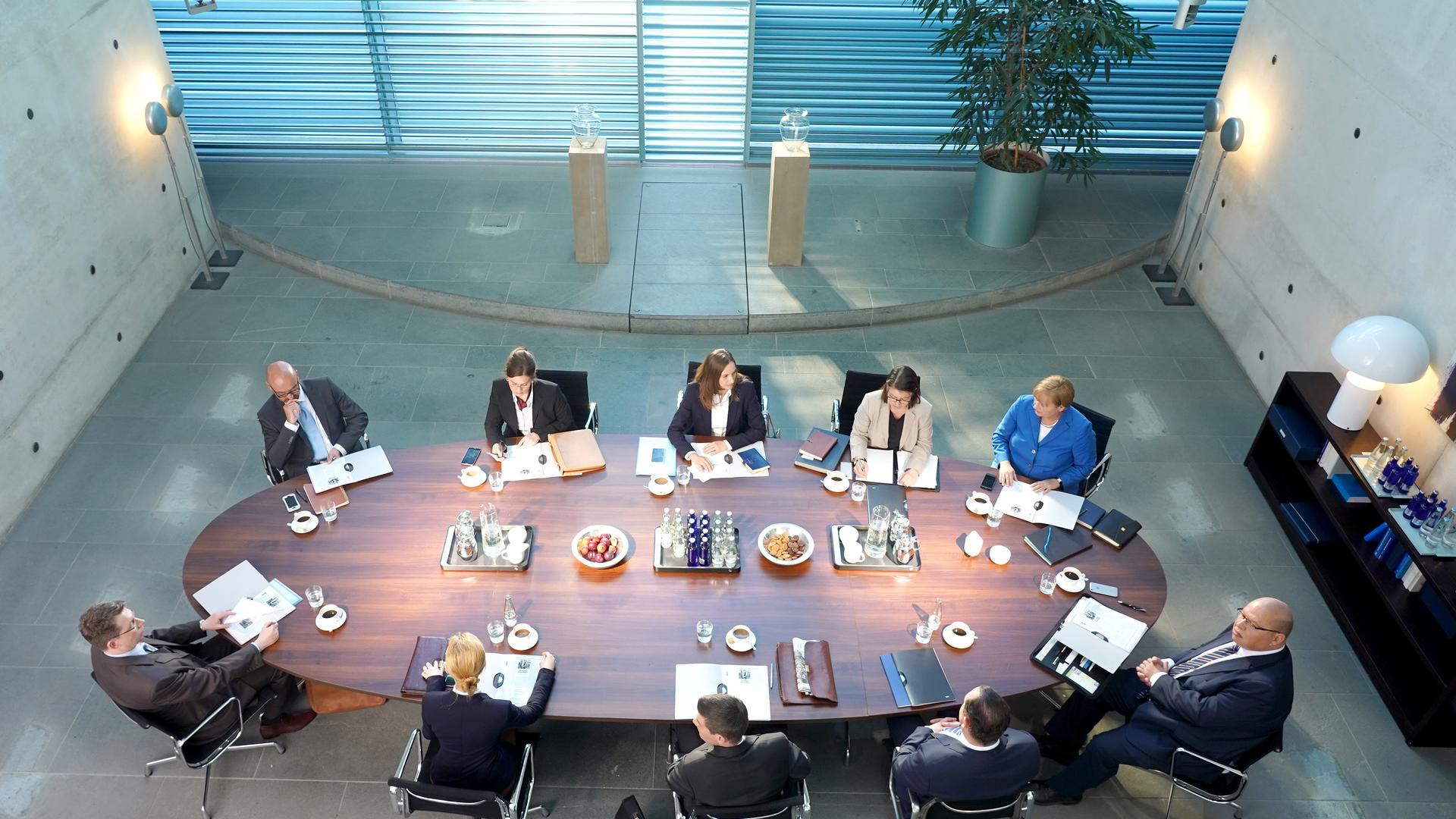 Backdrop for Stunden der Entscheidung: Angela Merkel und die Flüchtlinge