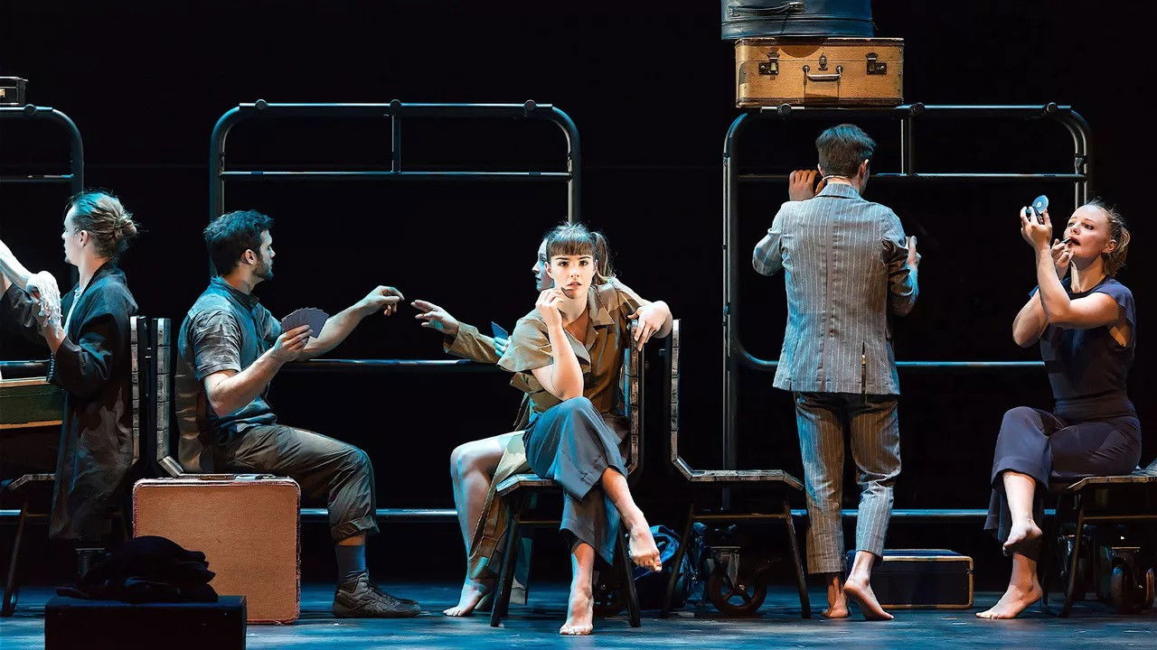 Backdrop for Passagers