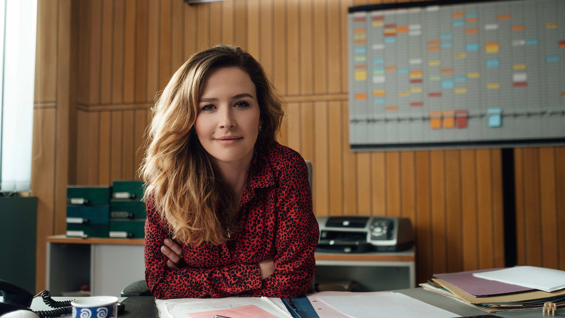 Backdrop for Frau Jordan stellt gleich