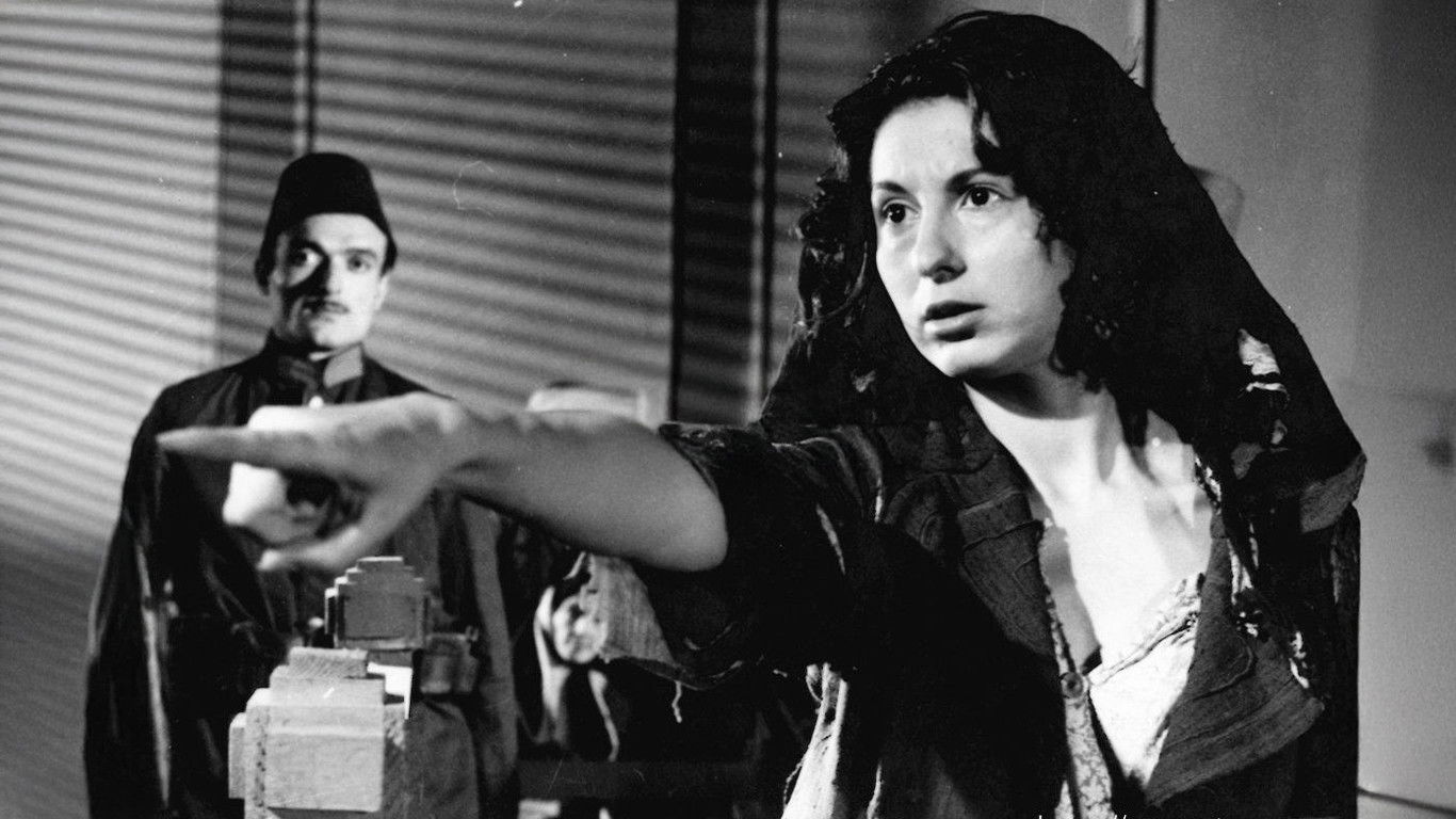 Backdrop for İki Süngü Arasında