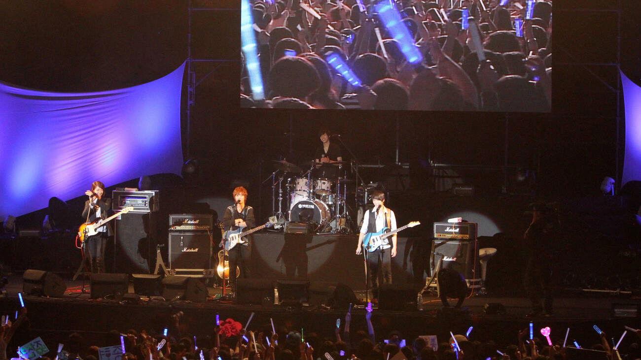 Backdrop for CNBLUE - Listen to the CNBLUE