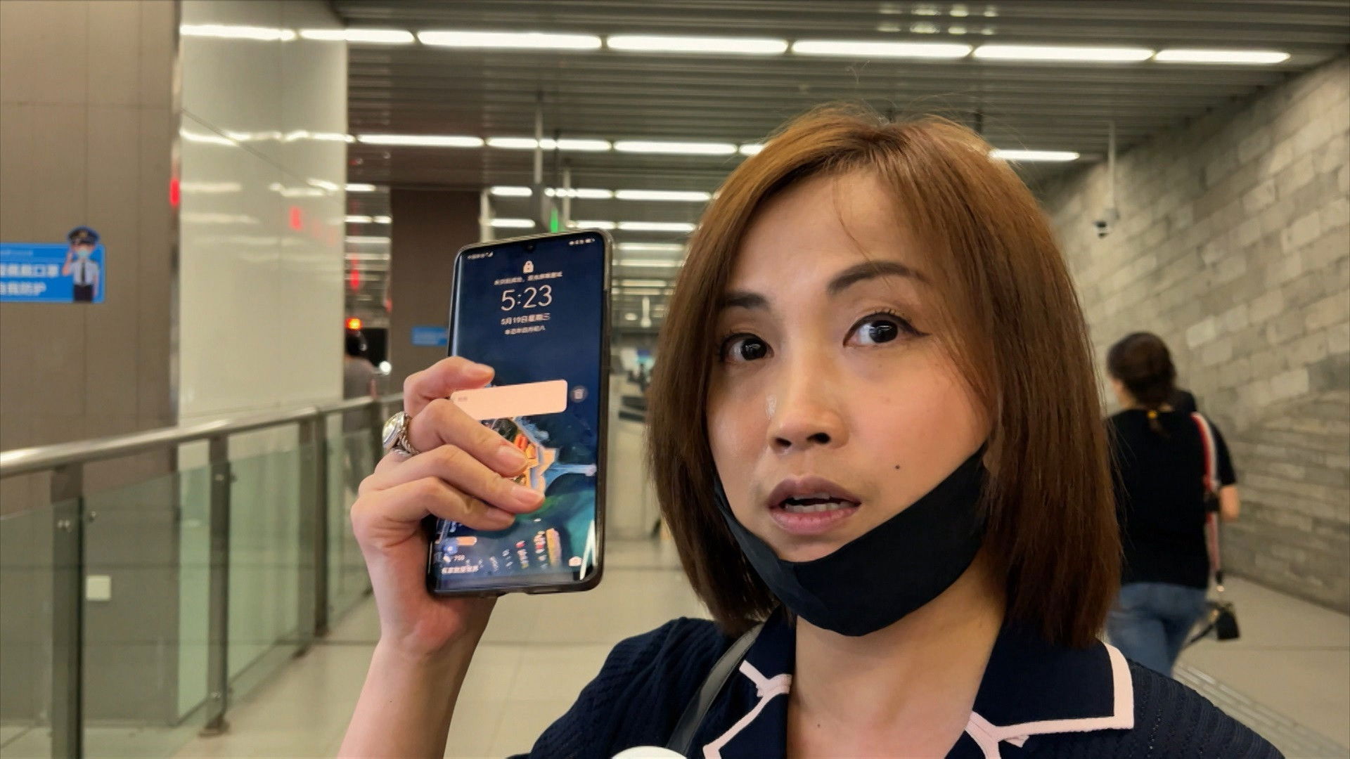 Backdrop for Chine, ma femme a du crédit