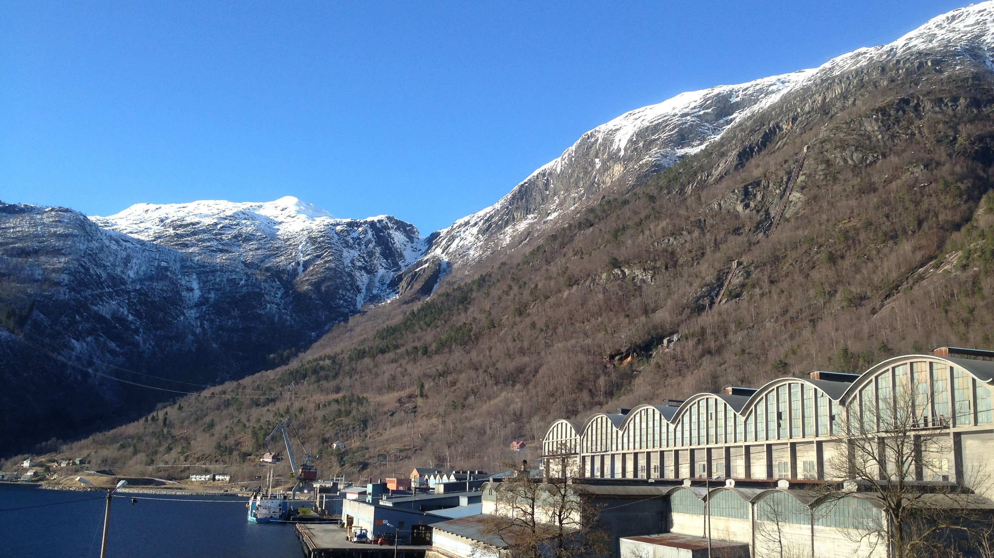 Backdrop for Frå solside til skuggeland? -Industristaden Ålvik i Hardanger