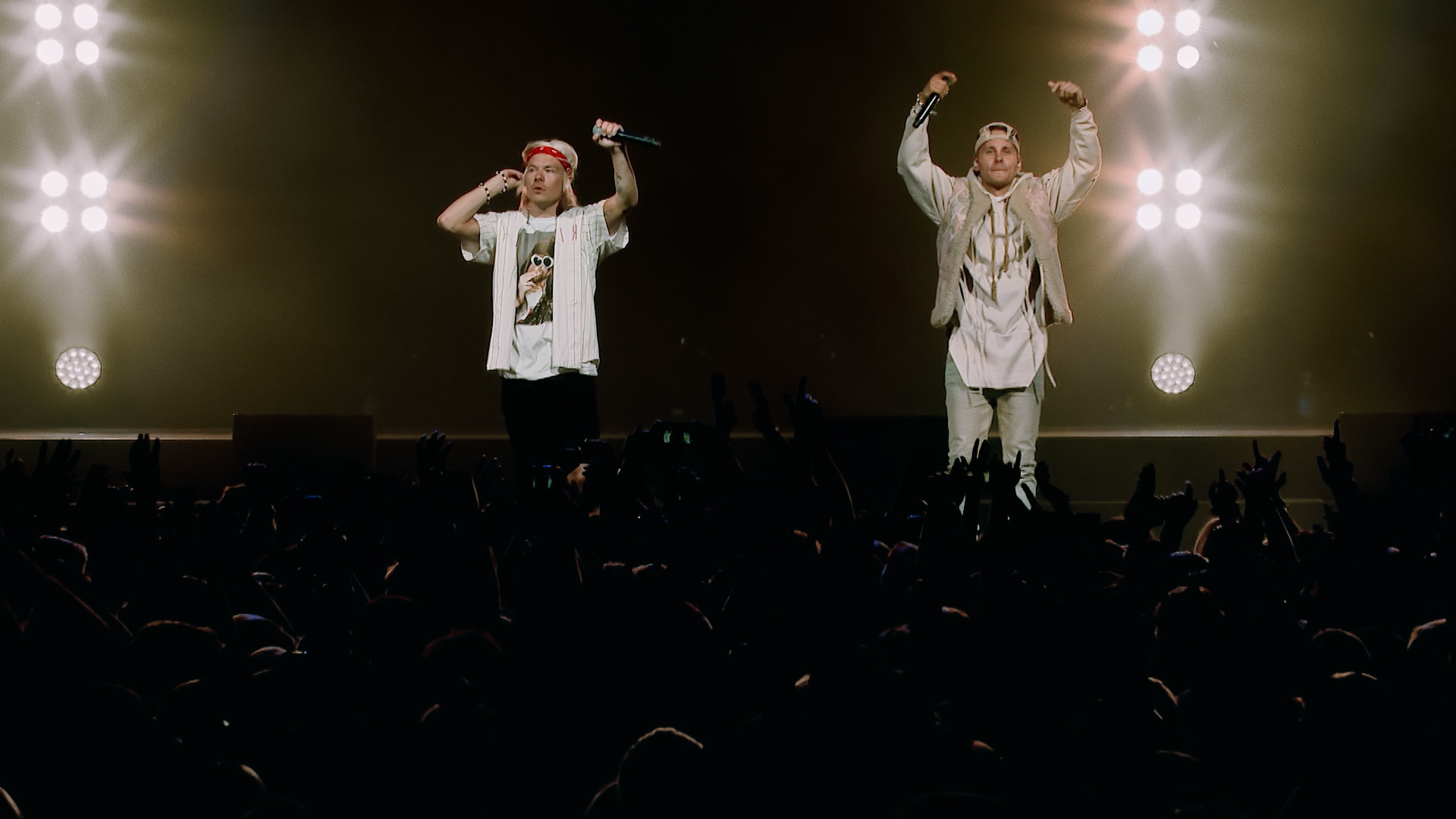 Backdrop for JVG-elokuva: Vuodet ollu tuulisii