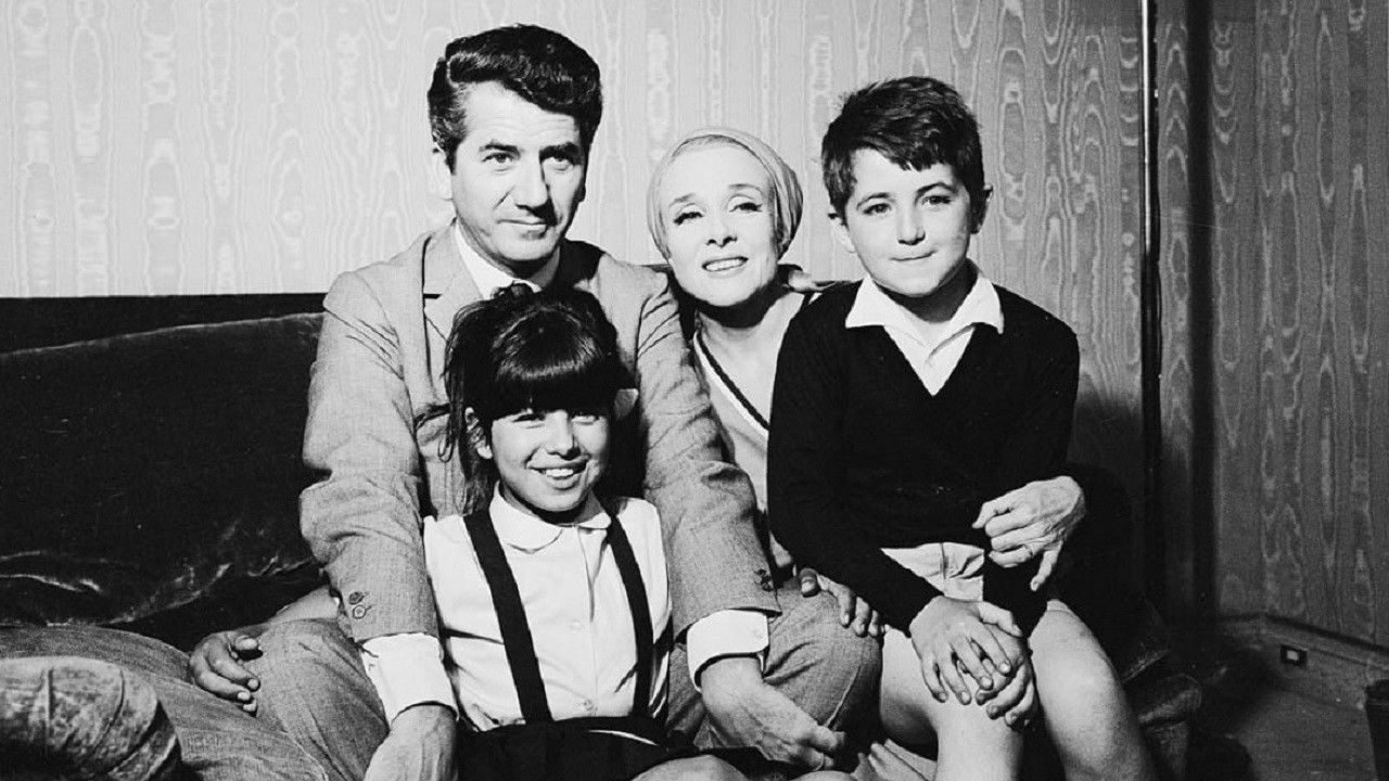 Backdrop for Les Saintes Chéries