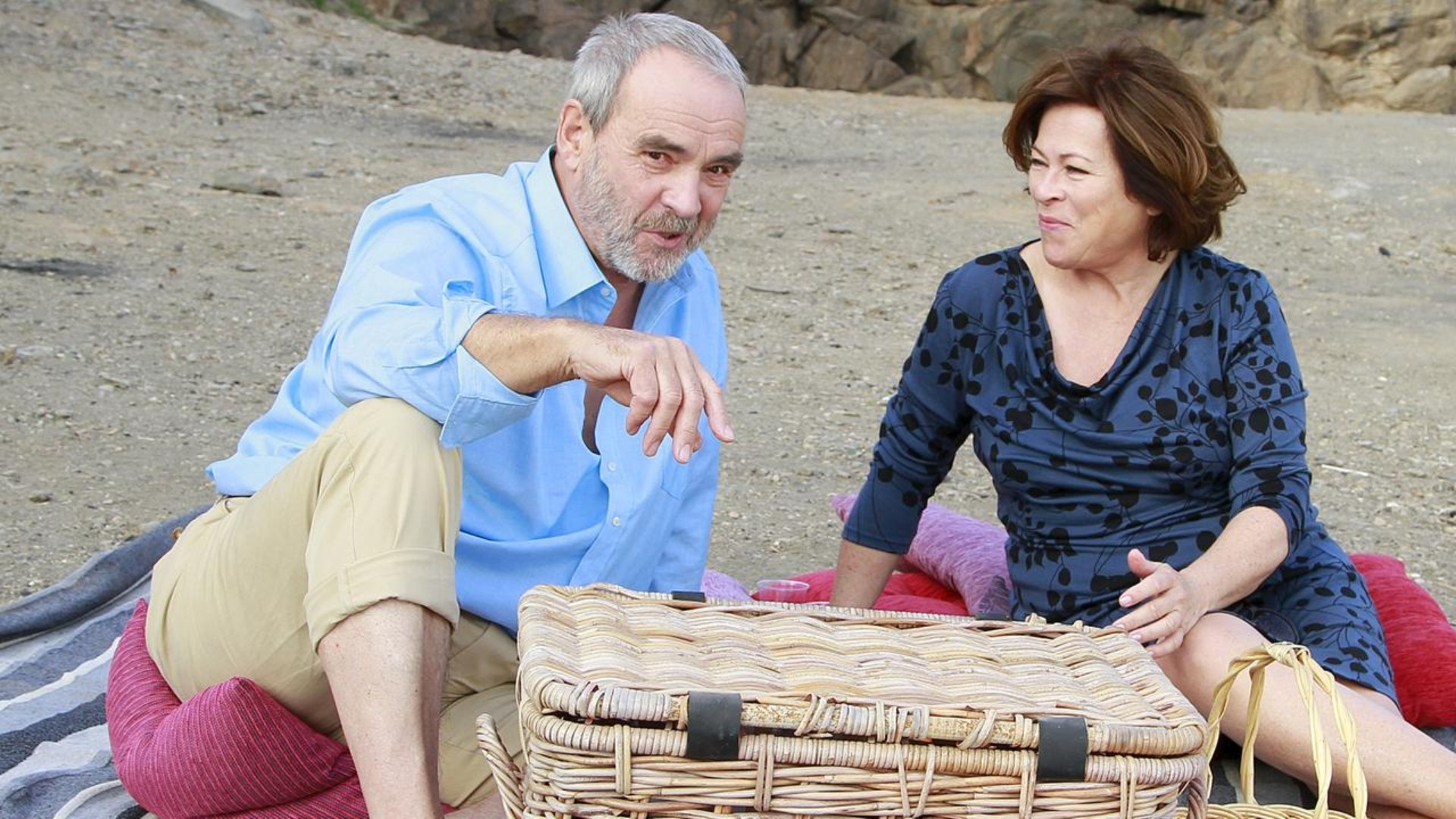 Backdrop for Tessa Hennig - Mutti steigt aus