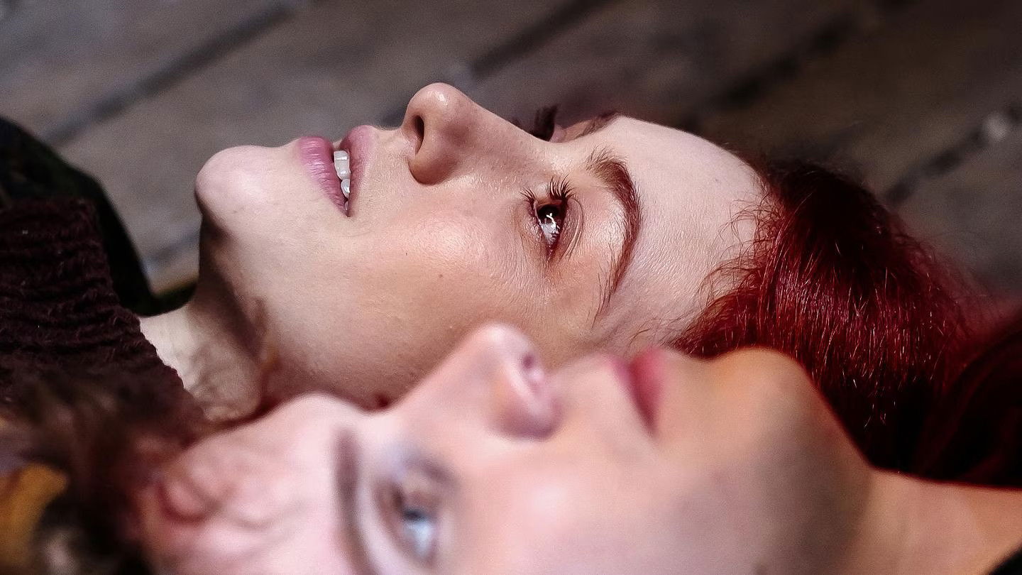 Backdrop for Eppure cadiamo felici