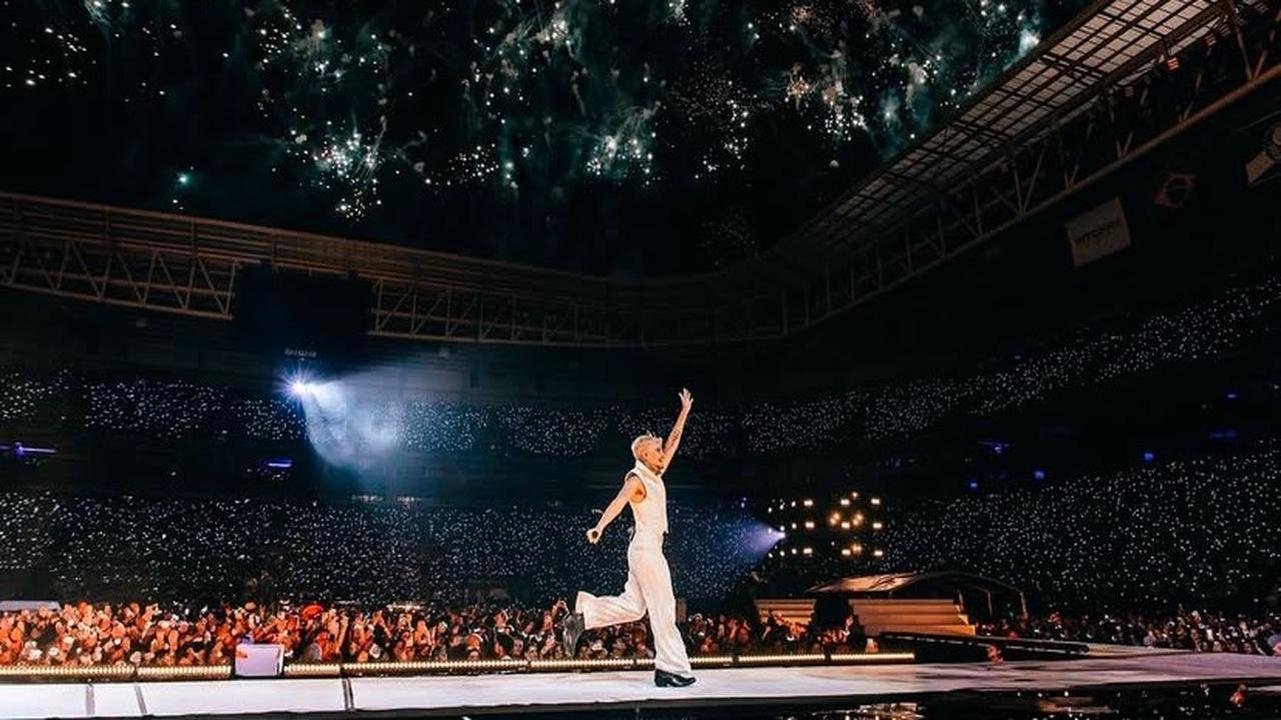 Backdrop for SuperTurnê: The First and Last Night