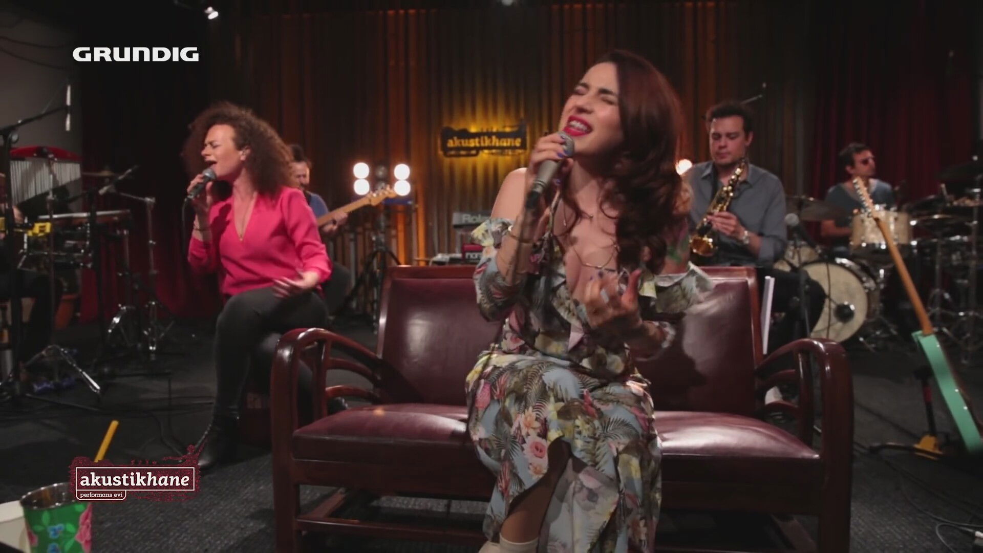 Backdrop for Ceylan Ertem Live On Akustikhane