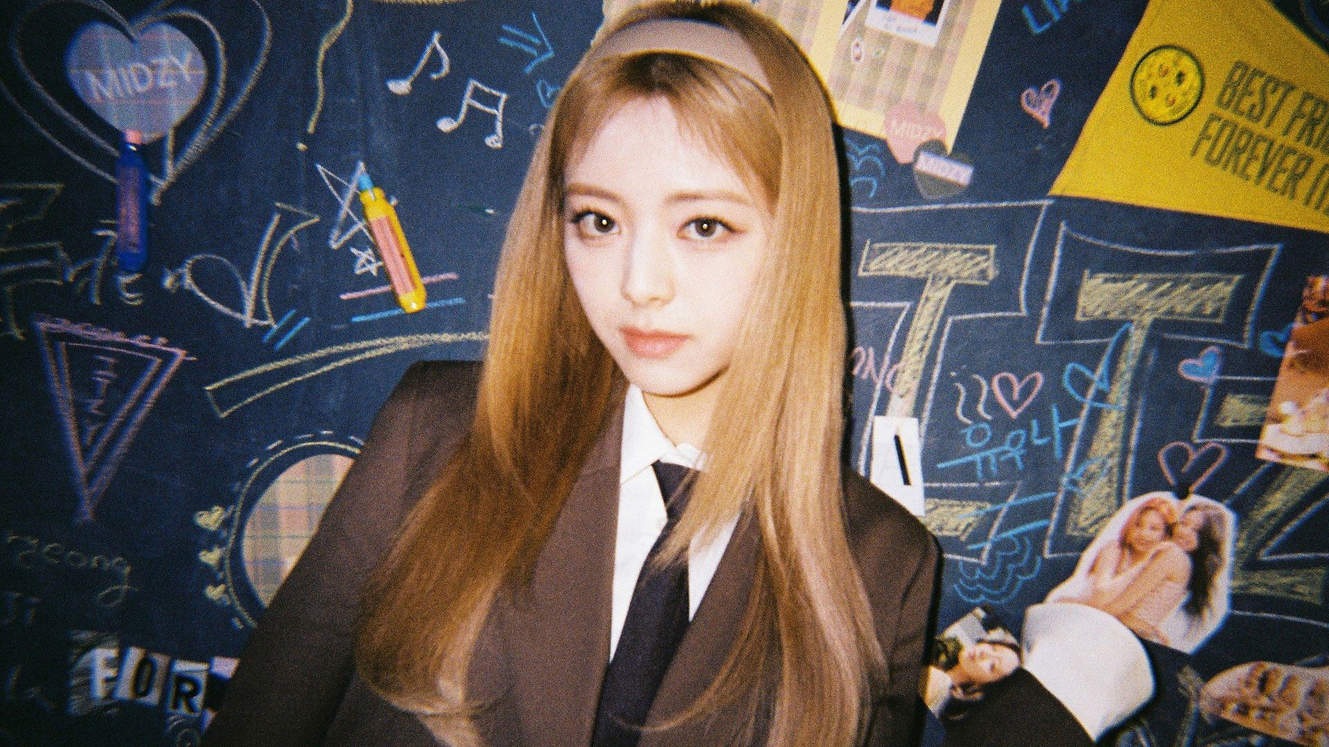 Backdrop for ITZY 2023 Season's Greetings [Best Friends Forever]